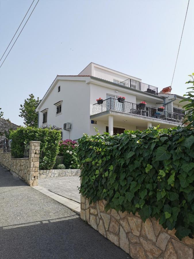 Apartment Sara Njivice Exterior foto